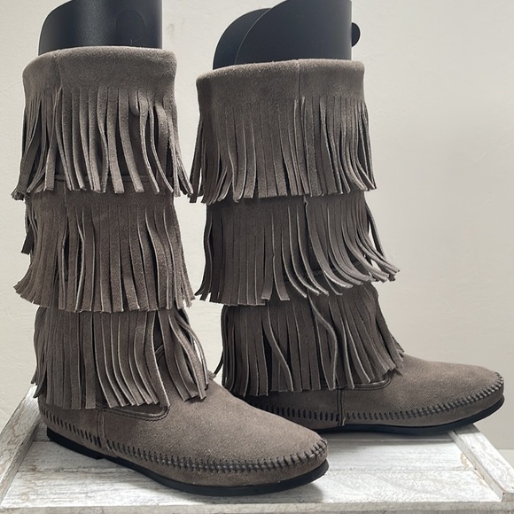Minnetonka 3 layer suede fringe grey boots. - Picture 2 of 4